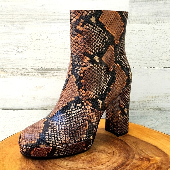 NWT VINCE CAMUTO JEMERIA LEATHER BOOTS - Picture 13 of 13